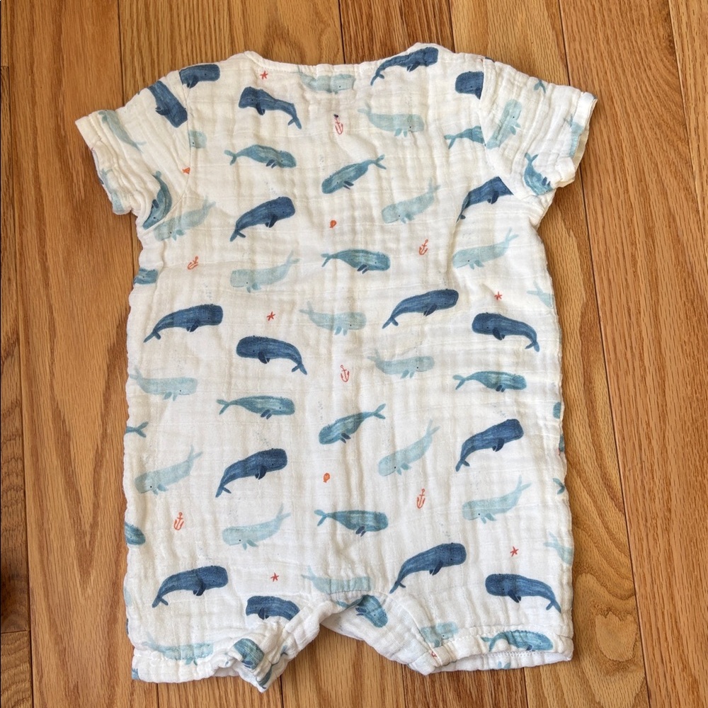 100% Organic Muslin Whale Onesie - Picture 3 of 4